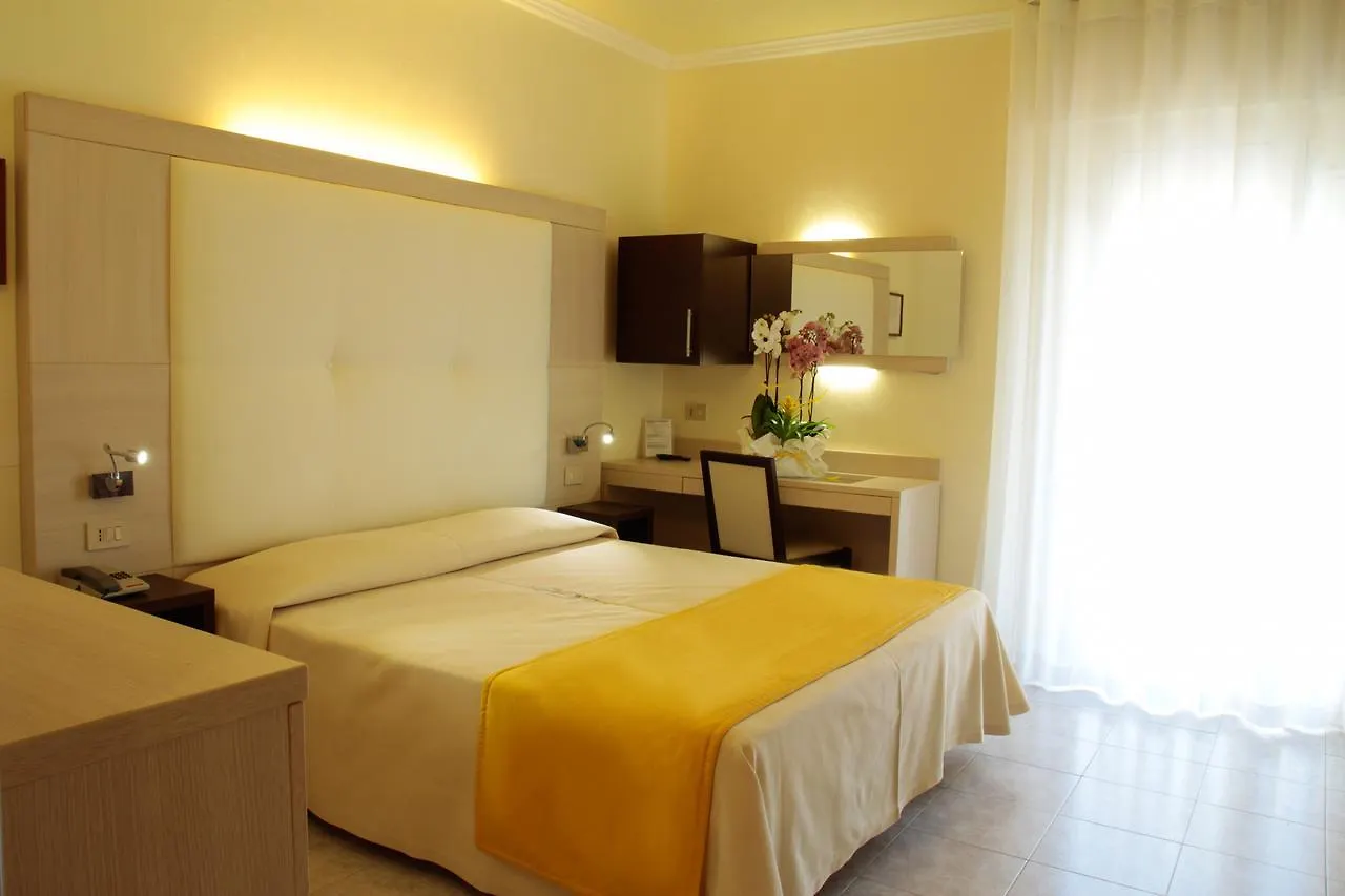 Hotel Hollywood***S ليدو دي يسولو إيطاليا